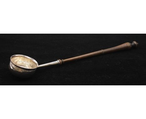 A George I silver Britannia standard circular toddy ladle, turned wooden handle, hallmarked London, 1722, Britannia stamped t