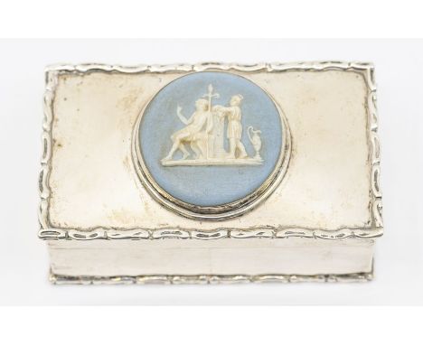 An Edwardian silver rectangular snuff box, with decorative border, the cover inset with a jasparware roundel depicting a Clas