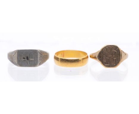 A selection of rings comprising a 22 ct wedding band (3.3 grams approximately); a 9ct gold signet ring (3.2 grams approximate
