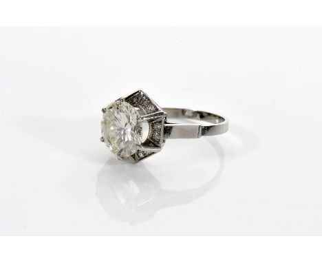 A ring, 500/1000 platinum, set with 12 8/8 cut diamonds and 1 brilliant cut diamond with approximate total weight of 3.68 ct.