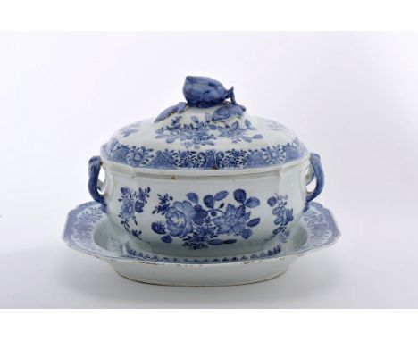 A scalloped tureen with stand, Chinese export porcelain, blue decoration "Flowers", cover finial en relief "Fruit", Qianlong 