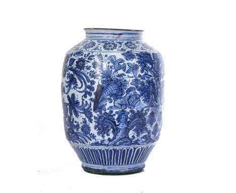 A BLUE AND WHITE FAIENCE JAR, PROBABLY SEVILLE, EARLY 18TH CENTURY STYLE ovoid, the pale dove grey ground painted with a hunt