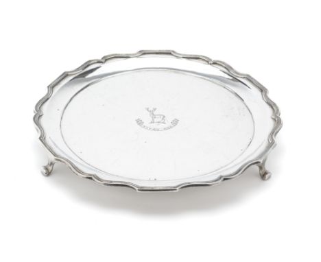 A GEORGE V SILVER SALVER, HUNT &amp; ROSKELL LTD., LONDON, 1923 shaped circular, plain excepting an engraved crest and motto 