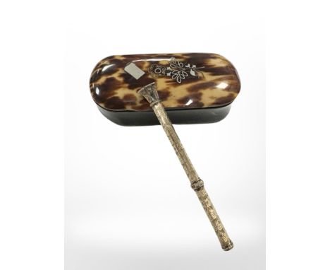 A Victorian propelling pencil with simulated amethyst finial and a horn and tortoiseshell snuff box. 