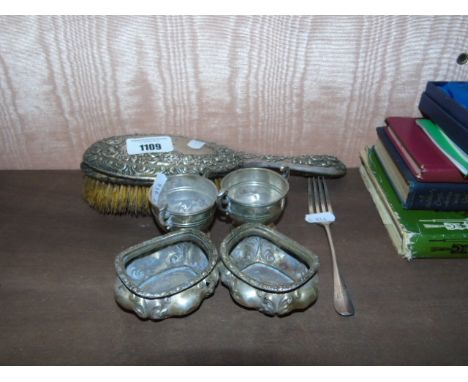 General Collection of Silver to include a pair of salts, 2 small cups, a fork and a brush (6). €30-50