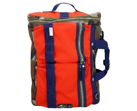 GEORGE GINA & LUCY Rucksack. Modell aus Nylon im Camouflage-Design mit orangefarbenen Akzenten und blauen Details, silberfarb