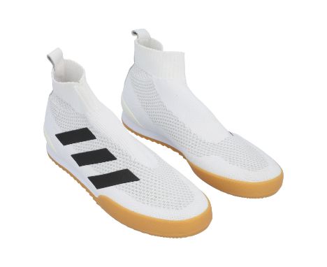 ADIDAS X GOSH RUBCHINSKY Sock-Sneaker, Gr. 41,5. Weißes Modell aus elastischem Material mit Label typischen drei schwarzen St
