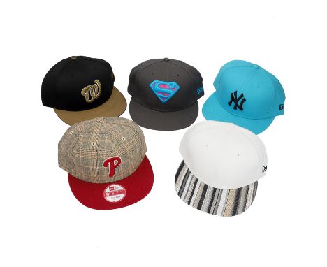 NEW ERA Cap Konvolut, Gr. 7,5. Fünf Modelle. Washington Nationals in Schwarz und Goldfarben. Superman in Grau mit pink und tü