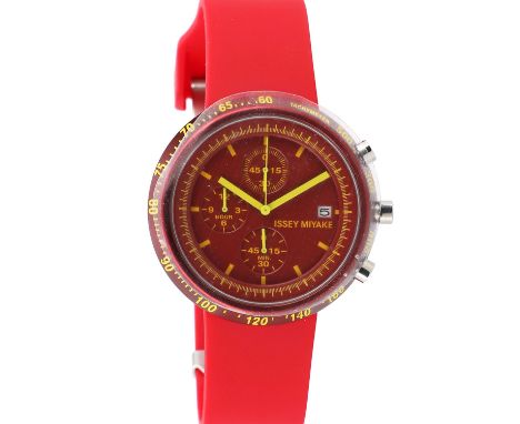 ISSEY MIYAKE Uhr "TRAPEZOID AL". Quartz Modell in Rot mit gelben Details, Chronograph Funktionen, analog, wasserresistent (5 