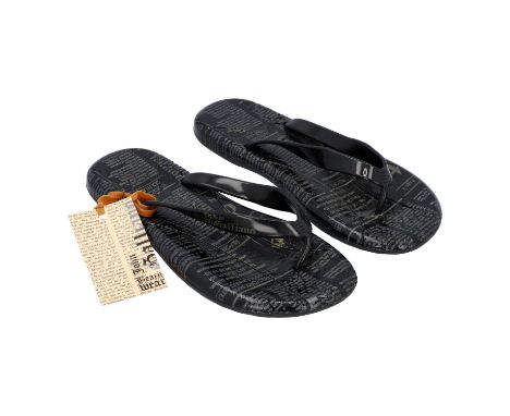 JOHN GALLIANO Sandalen, Gr. 42. Schwarzes Modell aus Kunststoff mit Gazette bedruckt. Neu mit Etikett. | JOHN GALLIANO sandal