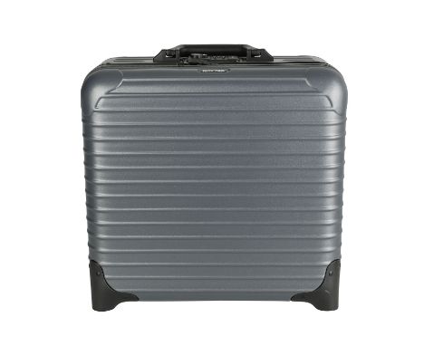 RIMOWA Handgepäck-Trolley. Hartschalenkoffer in DUnkelgrau mit zwei Rollen und ausziehbarem Griff. Hauptfach unterteilt in me