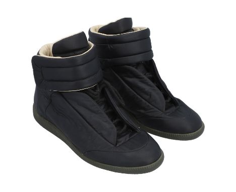 MAISON MARTIN MARGIELA Sneaker "FUTURE HIGH TOP", Gr. 42. Schwarzes Modell mit Schnürung und breitem Klettverschlussband am K