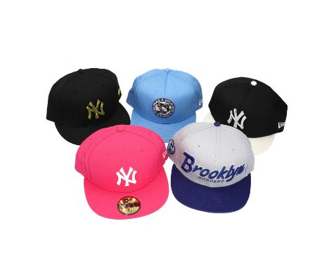 NEW ERA Cap Konvolut, Gr. 7,5. Fünf Modelle. Chicago White Sox in Schwarz mit gelbem Logo. Pitsburg Penguins in Hellblau. Chi