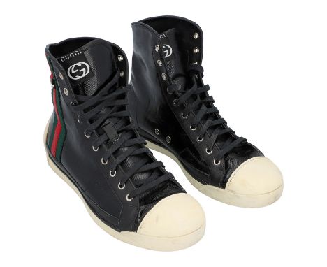 GUCCI Sneaker, Gr. 41. Schnür Modell aus beschichtetes Canvas in Schwarz mit Label typischem Band in Rot und Grün seitlich, s