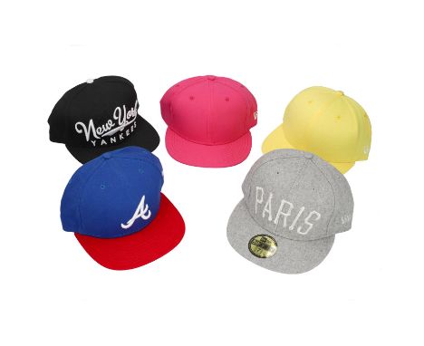 NEW ERA Cap Konvolut, Gr. 7,5. Fünf Modelle. New York Yankees in Schwarz und Weiß. Pinkfarbenes Modell. Gelbes Modell. Atlant