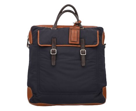 BRUNELLO CUCINELLI Weekender. Dunkelblaues Modell aus Nylon mit Leder Details in verschiedenen Brauntönen, Außenfach auf der 