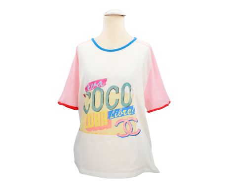 CHANEL T-Shirt "COCO CUBA", Koll.: 2017 Cruise, Gr. XL. Weißes Modell mit rosafarbenen Ärmeln und bunten Bündchen, Kollektion