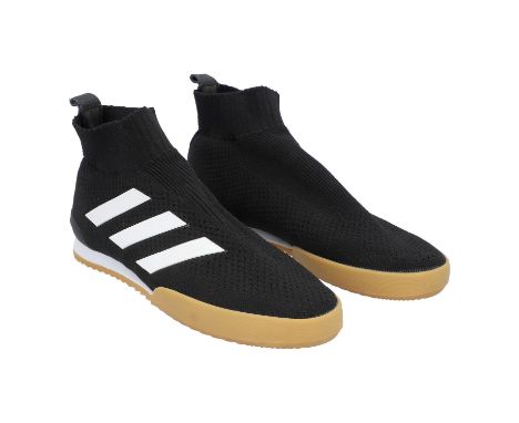 ADIDAS X GOSH RUBCHINSKY Sock-Sneaker, size 41,5. Schwarzes Modell aus elastischem Material mit Label typischen drei schwarze