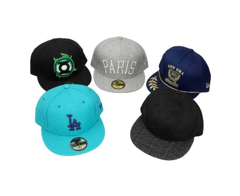 NEW ERA Cap Konvolut, Gr. 7,5. Fünf Modelle. Green Lantern in Schwarz mit grünem Logo.Marc Jacobs Modell in Grau. Apollo in D