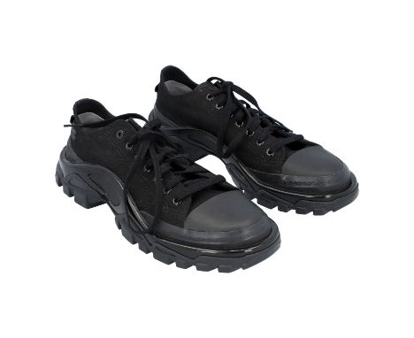 ADIDAS BY RAF SIMONS Sneaker, Gr. 40,5. Modell aus Textil in Schwarz mit Gummikappe auf der Front und prägnanter Sohle. Sehr 