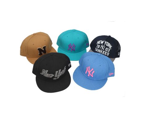 NEW ERA Cap Konvolut, Gr. 7,5. Fünf Modell. Schwarzes Modell New York. New York Yankees in Blau mit rosafarbenem Logo. New Yo