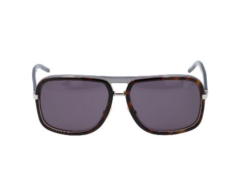DIOR HOMME Sonnenbrille "BLACKTIE". Schwarzes Modell mit braun marmoriertem Gestell und getönten Gläsern. Etui anbei. Tragesp