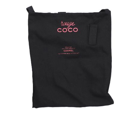 CHANEL Stofftasche "ROUGE COCO". Schwarzes Modell mit pinkfarbenem Logo, Lippenstiftfach auf der Front, langer Riemen zum Umh
