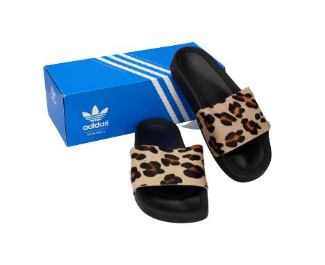 ADIDAS Sandalen "ADILETTEN PREMIUM", Gr. 41. Schwarzes Modell mit Riemen aus Ponyfell im Leopard-Design. Box anbei. Neu.| ADI