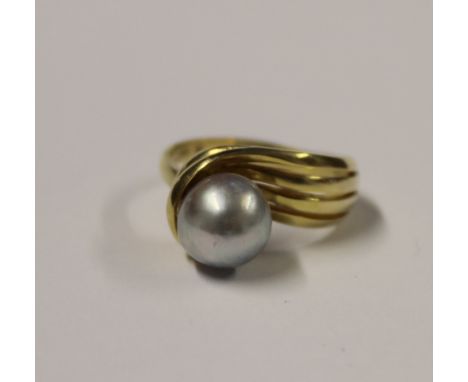 A 14ct yellow gold ladies' dress ring with single grey pearl, size O, approx 6g.