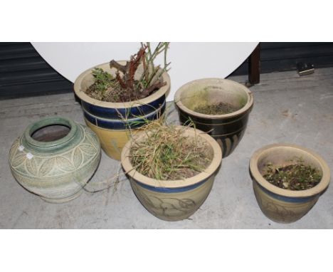 Five various-sized ceramic garden pots (5).