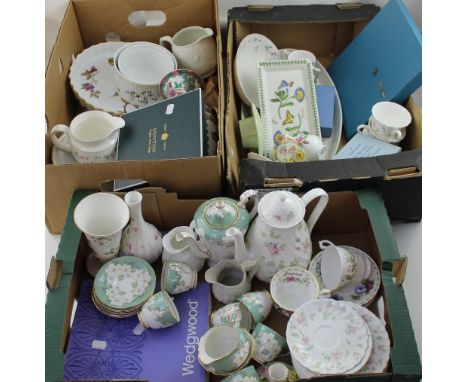 A quantity of ceramics to include boxed Minton and Wedgwood decorative plates, a boxed royal commemorative mustard pot commem