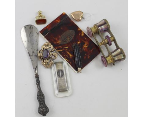 A 9ct gold heart-shaped locket, a 9ct gold engine-turned toothpick, combined approx 9.5g, shoe horn with white metal handle, 