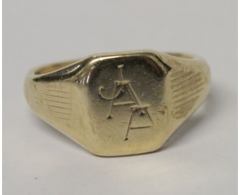 A gentlemen's 9ct yellow gold signet ring with initials JAA, size U1/2, approx 8.4g.