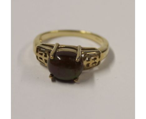 A 9ct yellow gold ladies' dress ring with cabochon multicoloured stone, size M, approx 3.3g.