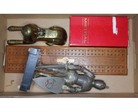 A mixed lot of collectables including a novelty lighter modelled as a knight, another lighter, a cribbage board and a brass m