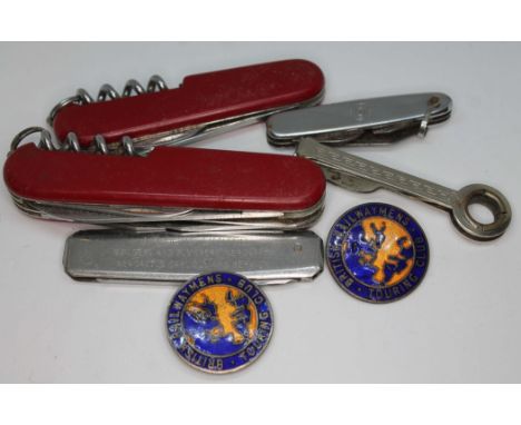 Three penknives and two British Railway enamel badges. 