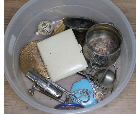 A mixed lot comprising vintage compacts, silver plated ware etc. 