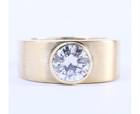 14 kt. Gouden gematteerde brede solitair ring, bezet met een briljant geslepen diamant van ca 1.05 ct., kleur G-H, zuiverheid