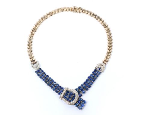 Beneden wettelijk gehalte gouden jarretière collier, jaren '50. De voorzijde bezet met ovale blauwe saffieren met een totaalg