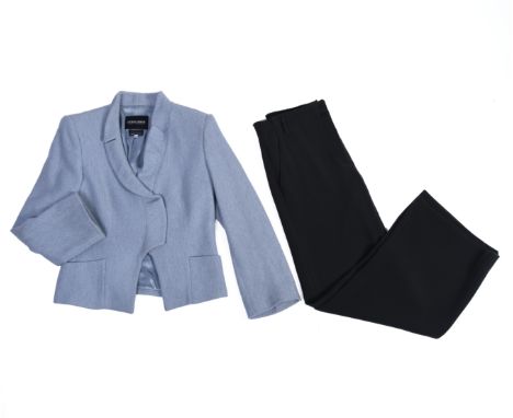 Giorgio Armani, lichtblauwe wollen blazer (gaatje op de schouder) en grijze pantalon, materiaal onbekend It. mt. 44, Nlds. mt