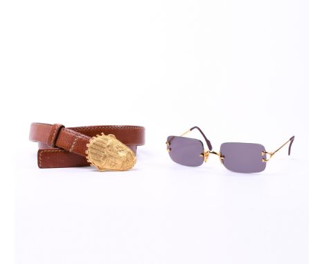 Jil Sander en Cartier, bruin lederen riem met goudkleurige gesp in de vorm van een masker en Cartier zonnebril op sterkte met