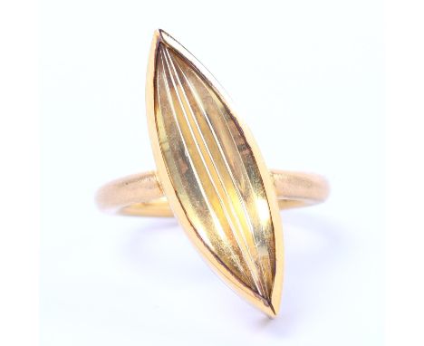 Atelier Munsteiner, 18 kt. gouden design ring bezet met een markiesvormige fantasie geslepen heliodoor (gele beryl) van ca. 3