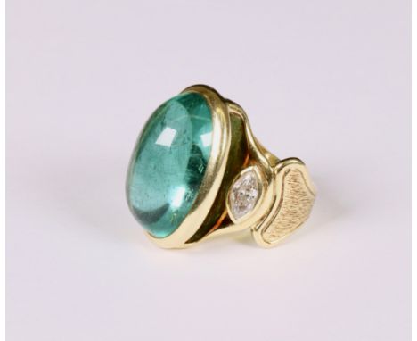 18 kt. Gouden ring, bezet met een ovale onbehandelde Columbiaanse cabochon geslepen smaragd van ca. 35.00 ct., de schouders b