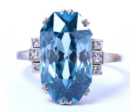 Zwitserland, 18 kt. Witgouden ring, Art Deco, bezet met ovale blauwe zirkoon van ca. 9.31 ct, (l. 15,91 x b. 9,22 x d. 6,89 m