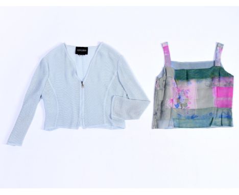 Giorgio Armani, gelaagde gecropte top van meerkleurig zijde met decor van bloemen. Hierbij Giorgio Armani, een licht blauw ve