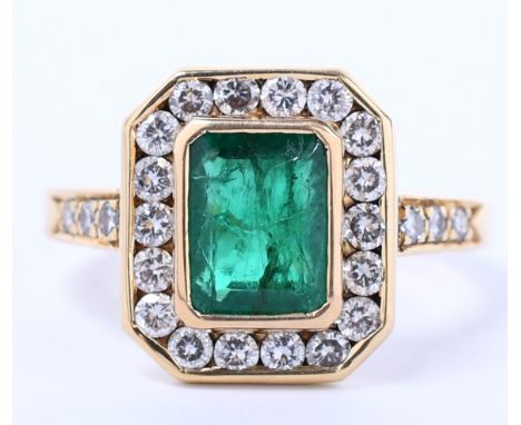 Frankrijk, 18 kt. gouden ring, centraal bezet met een emerald cut geslepen smaragd van ca. 1.53ct, in een entourage van brilj