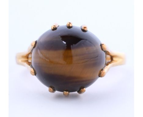 18 kt. Gouden ring bezet met een cabochon geslepen tijgeroog (diam. 11,3 x h. 8,42 mm) bruto 5,2 gr. ringmt 17,5 [1] 18 k. go