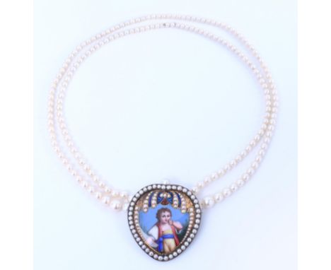 14 kt. Goud met zilveren hartvormige broche, 19e eeuw, met een voorstelling van een kind uitgevoerd in email, de zetrand  bez