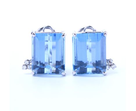 18 kt. Witgouden oorclips, elk bezet met een emerald cut geslepen aquamarijn, (10.11 en 10.6 ct.) en drie kleine briljant ges