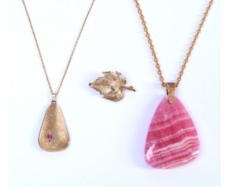14 kt. Gouden broche in de vorm van een klimopblad, bezet met een achtkant geslepen kleine diamant. Hierbij een 14 kt. gouden
